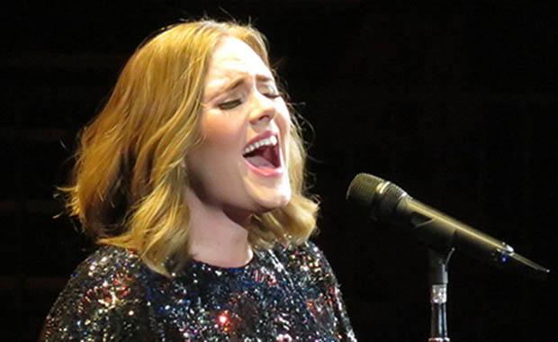 Adele quebra Grammy em dois e dedica metade do prêmio a Beyoncé-0