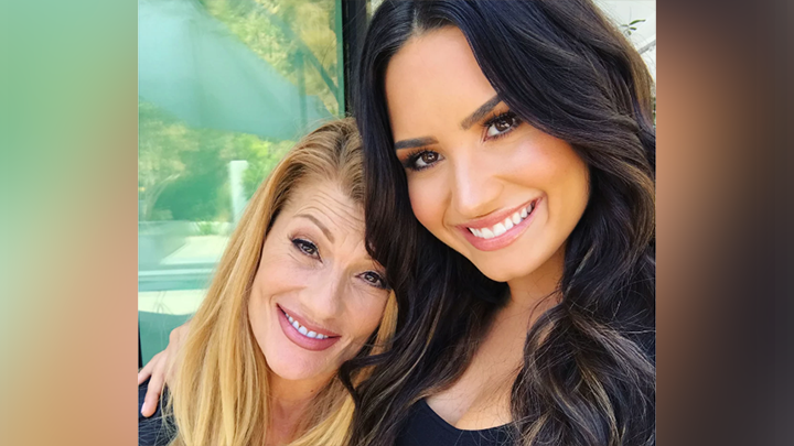 Mãe de Demi Lovato fala sobre overdose da filha: “achei que ela fosse morrer”-0